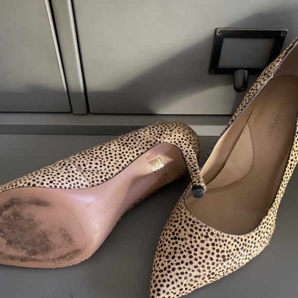 Banana Republic Tan and Black Heels - Picture 4 of 4